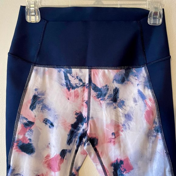 🔥 GAP Fit | Blue/White/Pink Abstract Print Sculpt Compression Capris Sz Med - Picture 5 of 8